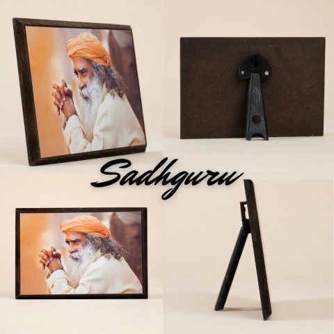 Foto de Sadhguru con soporte de 💗